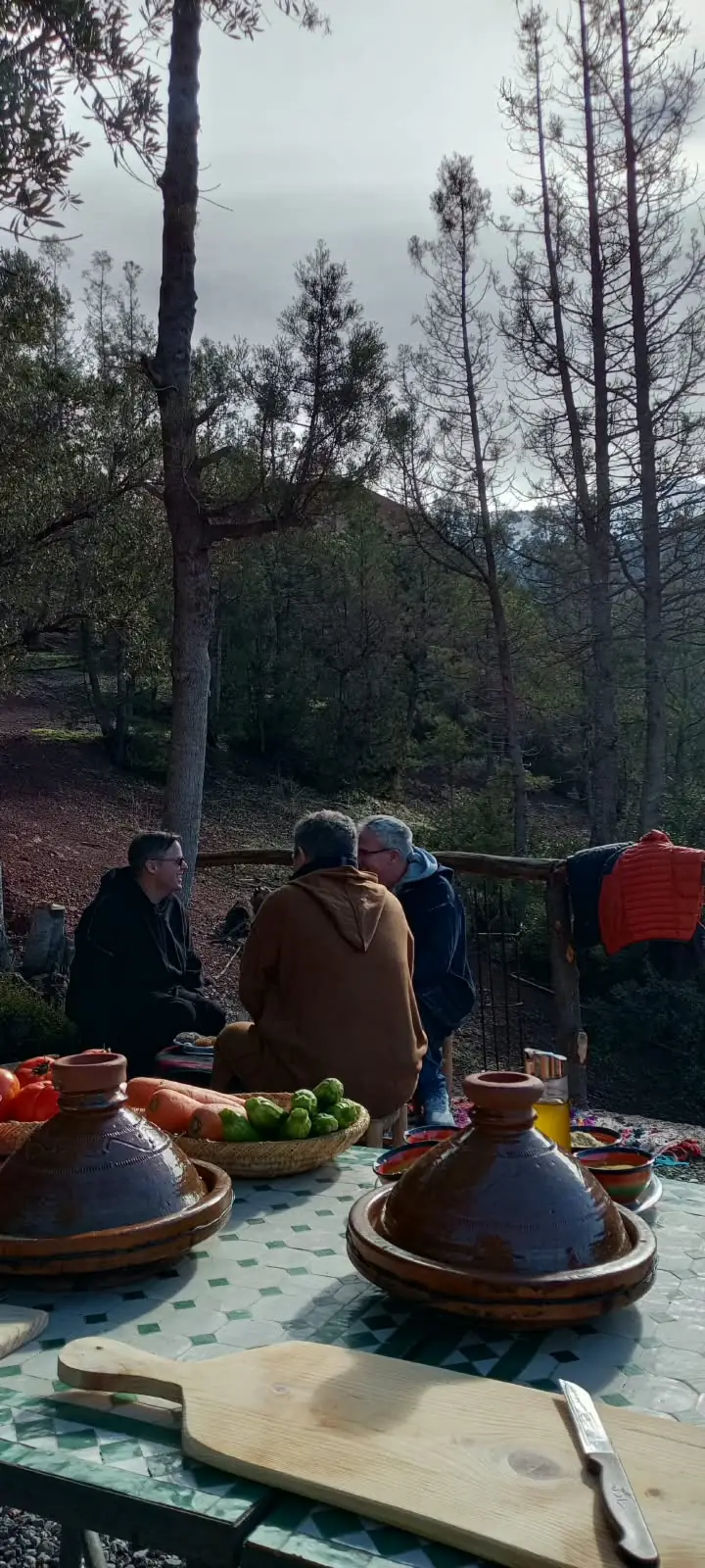 Tajines en terre cuite prêts pour la cuisson sur une table en zellige