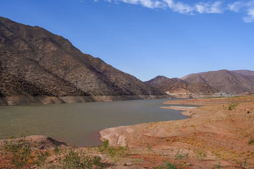 Le lac de retenue du barrage Yacoub El Mansour à Ouirgane, bordé de collines